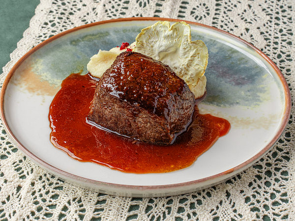 Стейк из говядины с пюре из сельдерея