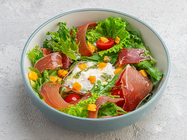 Салат с прошутто и запеченной тыквой